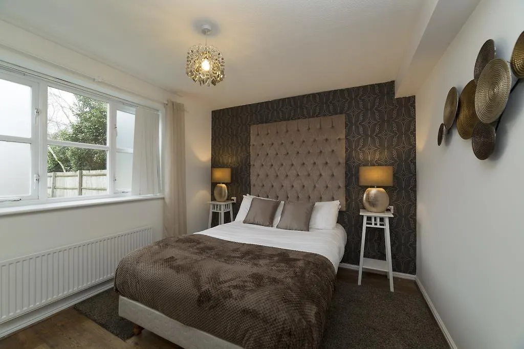 Quiet Riverside Apartment London