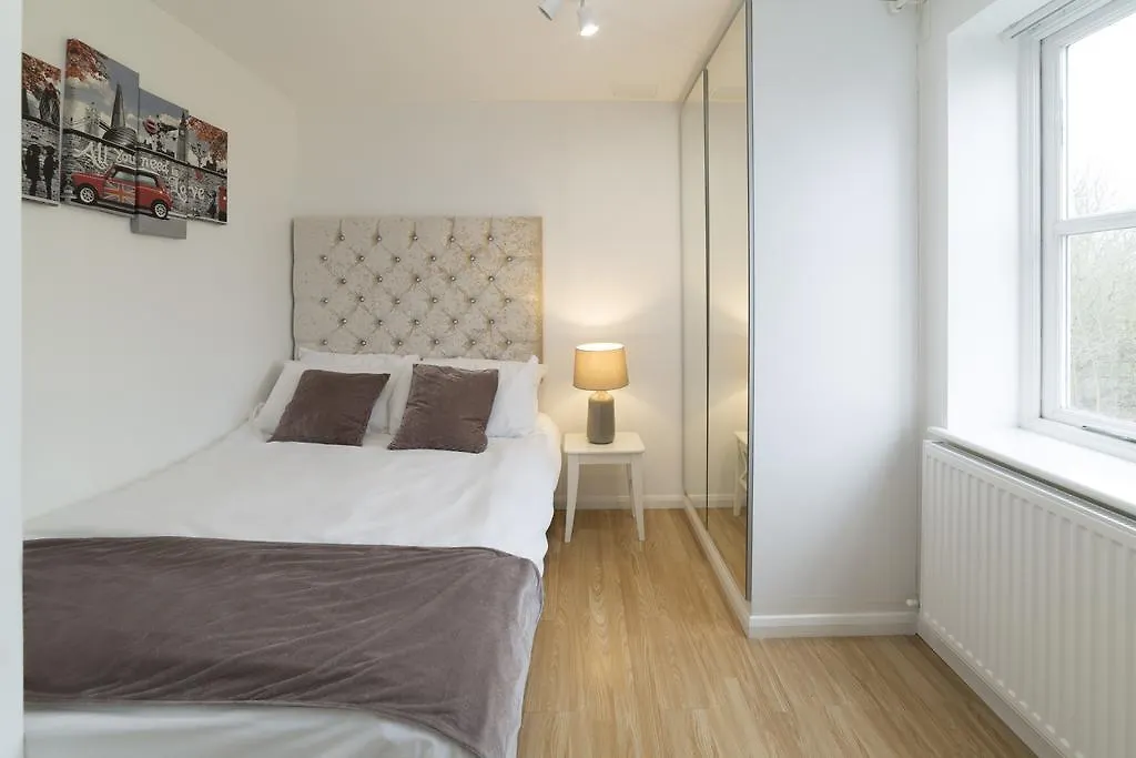 Quiet Riverside Apartment London