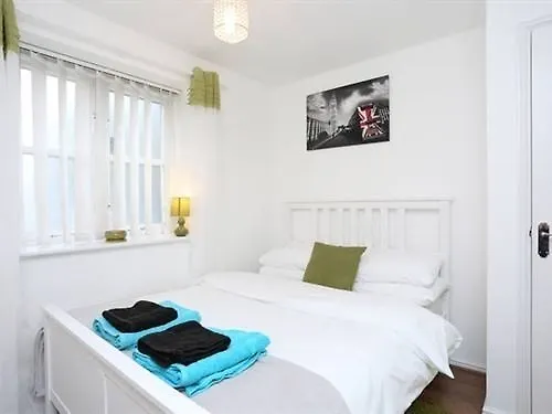Quiet Riverside Apartment London